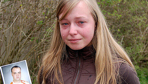 Tränen rollen Jessica über die Wangen, als sie das Foto Freund Avni A. (20) in die Kamera hält. Der junge Mann starb nach einer durchzechten Disco-Nacht in den eisigen Fluten des Kanals bei Erlangen. Tränen rollen Jessica über die Wangen, als sie das Foto Freund Avni A. (20) in die Kamera hält. Der junge Mann starb nach einer durchzechten Disco-Nacht in den eisigen Fluten des Kanals bei Erlangen.