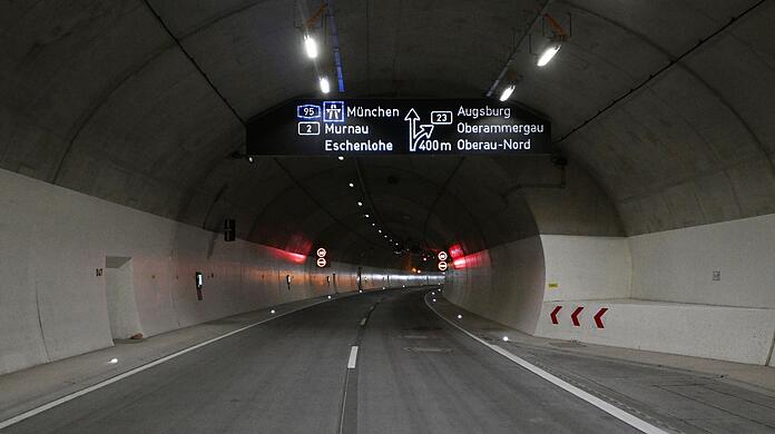 Anzeigentafeln weisen im neuen Tunnel Oberau den Autofahrern zukünftig den Weg.
