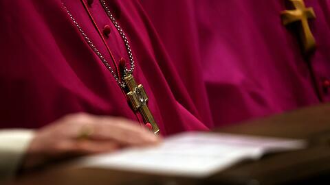 Bischöfe sitzen beim Eröffnungsgottesdienst im Hohen Dom.