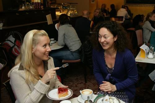 Gemütliches Kaffeekränzchen: Autorin Katja Mutschelknaus (r.) mit AZ-Reporterin Dorina Herbst im Café Platzhirsch.