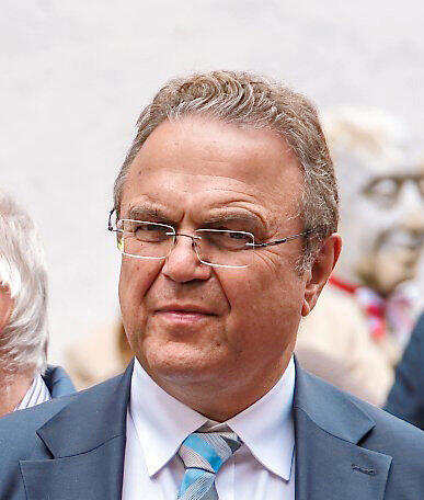 Hans-Peter Friedrich war nicht nur Bundesinnenminister, sondern war auch weiter als Rechtsanwalt tätig. Hans-Peter Friedrich war nicht nur Bundesinnenminister, sondern war auch weiter als Rechtsanwalt tätig.