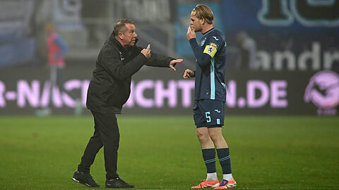 1860-Trainer Markus Kauczinski (l.) im Gespr&auml;ch mit Kapit&auml;n Thore Jacobsen.