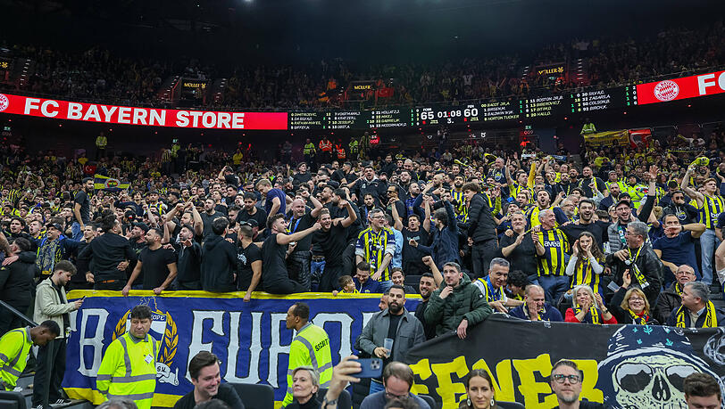 Beim EuroLeague-Spiel zwischen dem FC Bayern M&uuml;nchen und Fenerbahce Istanbul kommt es im SAP Garden zu Ausschreitungen unter den t&uuml;rkischen Fans.