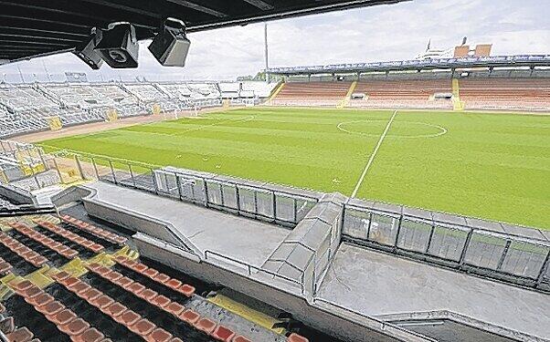 Gibt's noch eine Chance? Die Löwen-Fans wollen ins Grünwalder Stadion.