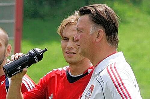 Gehen künftig getrennte Wege: Bayern-Trainer Louis van Gaal hat Andeas Ottl (links) aussortiert. Ob der Defensiv-Mann allerdings zum Club zurückkehrt, darüber ist noch nicht entschieden.
