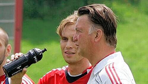 Gehen künftig getrennte Wege: Bayern-Trainer Louis van Gaal hat Andeas Ottl (links) aussortiert. Ob der Defensiv-Mann allerdings zum Club zurückkehrt, darüber ist noch nicht entschieden. Gehen künftig getrennte Wege: Bayern-Trainer Louis van Gaal hat Andeas Ottl (links) aussortiert. Ob der Defensiv-Mann allerdings zum Club zurückkehrt, darüber ist noch nicht entschieden.