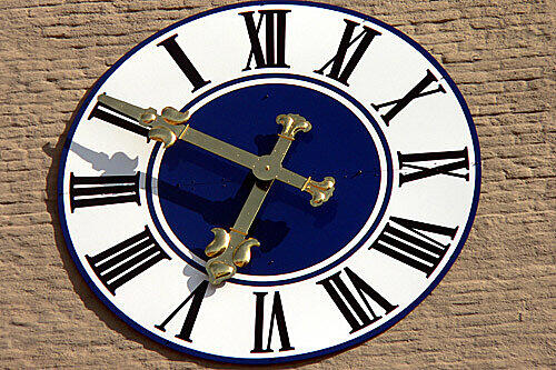 50. Eines der beiden Ziffernblätter der Turmuhr am Isartor ist spiegelverkehrt angebracht, so dass die Uhr die einzige rückwärts gehende Uhr Europas ist.