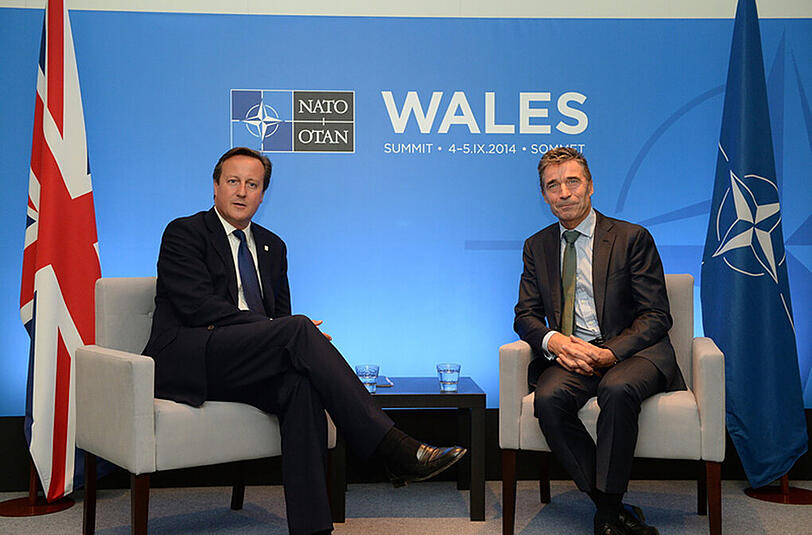 Der britische Premierminister Cameron (l) und NATO-Generalsekretär Rasmussen beim NATO-Gipfel in Wales.