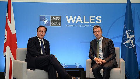 Der britische Premierminister Cameron (l) und NATO-Generalsekretär Rasmussen beim NATO-Gipfel in Wales.