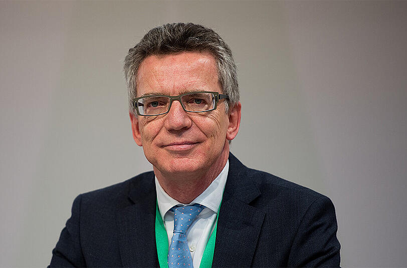 Innenminister de Maiziere wünscht sich, auch in Bezug auf den Pariser Terror, mehr Anerkennung für deutsche Polizisten.