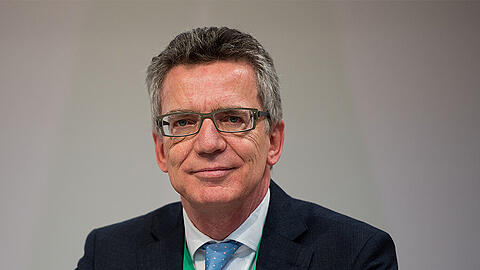 Innenminister de Maiziere wünscht sich, auch in Bezug auf den Pariser Terror, mehr Anerkennung für deutsche Polizisten.