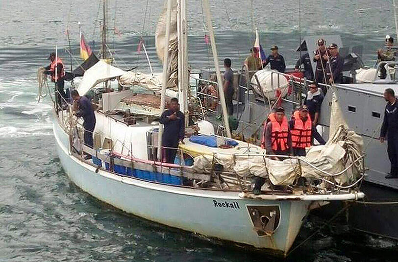 Das Bild soll die Jacht der beiden Deutschen zeigen. Soldaten haben an Bord die Leiche gefunden.