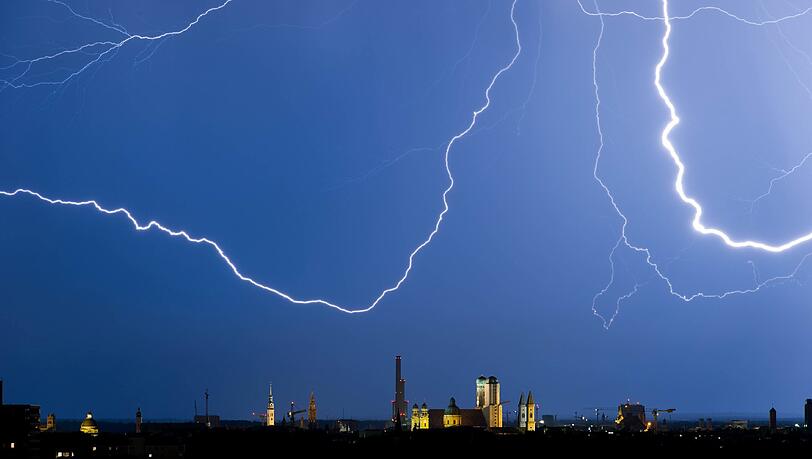 Sommerwetter hat auch seine Schattenseiten. Die könnte München am Wochenende zu spüren bekommen. Sommerwetter hat auch seine Schattenseiten. Die könnte München am Wochenende zu spüren bekommen.