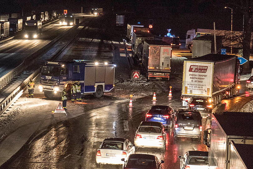 Bilder vom Donnerstagabend: Der Verkehr staut sich auf der A8.