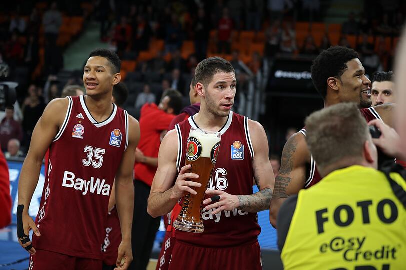 Die Basketballer des FC Bayern feiern ihren ersten Pokalsieg seit einem halben Jahrhundert! Die besten Bilder der feucht-fröhlichen Party...