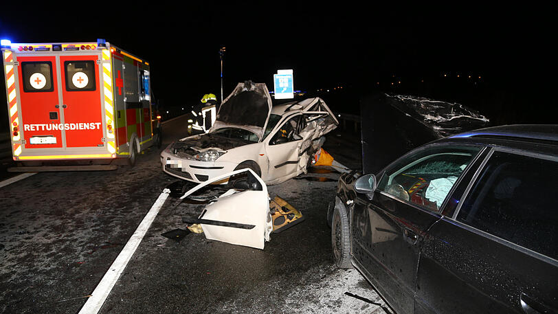 Der weiße Wagen war unbeleuchtet auf dem rechten Fahrstreifen unterwegs. Ein anderer Autofahrer sah ihn zu spät und krachte hinein.