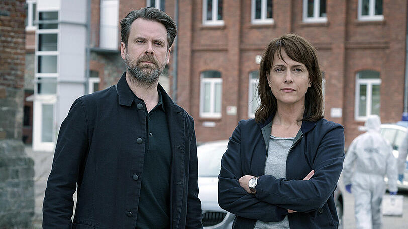 "Polizeiruf 110: Zehn Rosen": Brasch (Claudia Michelsen) und Köhler (Matthias Matschke) kommen am Tatort an