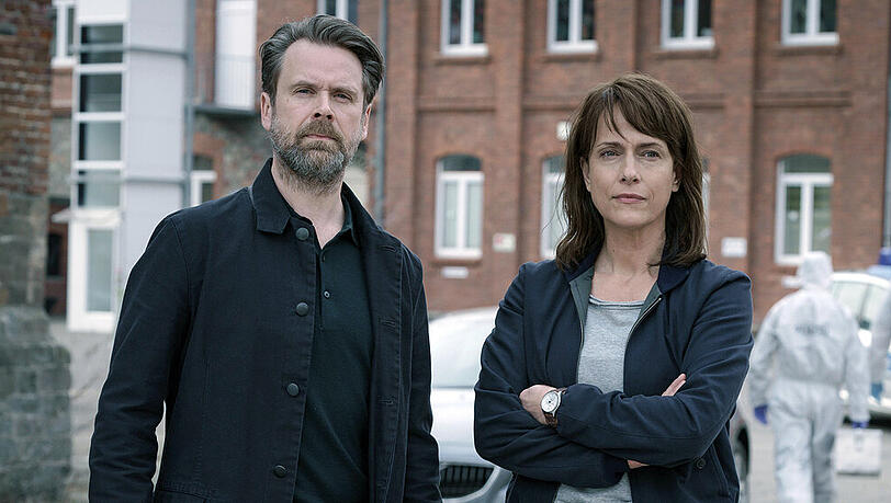 "Polizeiruf 110: Zehn Rosen": Brasch (Claudia Michelsen) und Köhler (Matthias Matschke) kommen am Tatort an "Polizeiruf 110: Zehn Rosen": Brasch (Claudia Michelsen) und Köhler (Matthias Matschke) kommen am Tatort an