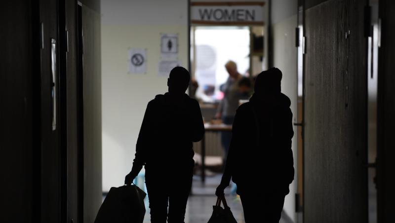 Zwei Frauen in einer Notunterkunft. Ende 2017 waren 1,7 Millionen Schutzsuchende im Ausländerzentralregister registriert. Zwei Frauen in einer Notunterkunft. Ende 2017 waren 1,7 Millionen Schutzsuchende im Ausländerzentralregister registriert.