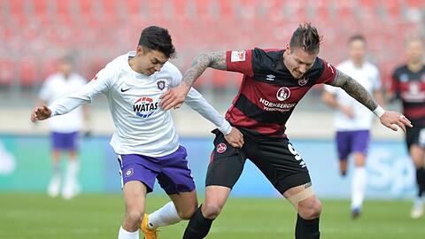 John-Patrick Strauß aus Aue und der Nürnberger Manuel Schäffler (l-r.) am Ball.