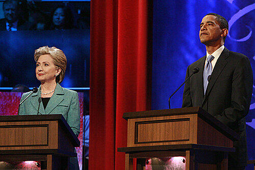 Friedlich stehen sie nebeneinander: Hillary Clinton und Barack Obama. Der Wahlkampf aber wird mit harten Bandagen geführt.