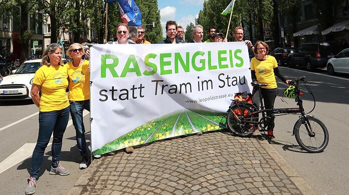 Auf dem Kopfsteinpflaster soll es grün werden, fordern die Protestierenden.