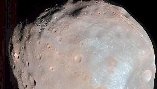 Unförmig und kleiner als unser Mond: Phobos. Unförmig und kleiner als unser Mond: Phobos.