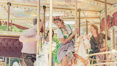 Das Midi-Dirndl, meist knielang oder etwas darunter endend, gilt als die flexibelste Variante.