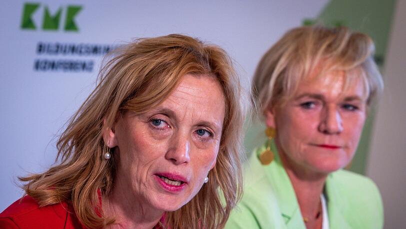 Eine Expertenkommission soll nach Vorstellungen von Bundesbildungsministerin Karin Prien (CDU, l) dabei helfen, Kinder besser vor Risiken durch die Nutzung von Handys und Social Media zu schützen.