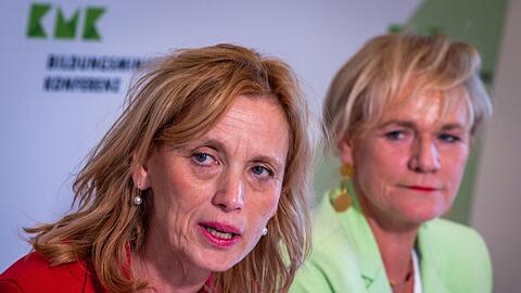 Eine Expertenkommission soll nach Vorstellungen von Bundesbildungsministerin Karin Prien (CDU, l) dabei helfen, Kinder besser vor Risiken durch die Nutzung von Handys und Social Media zu schützen.
