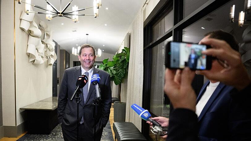 Minister Klingbeil bringt die Steuerreform durchs Kabinett - aus der Ferne.