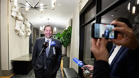 Minister Klingbeil bringt die Steuerreform durchs Kabinett - aus der Ferne.