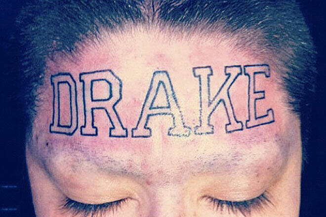 DrakeEine Frau hat sich den NAmen Drake auf die Stirn tätowieren lassen.