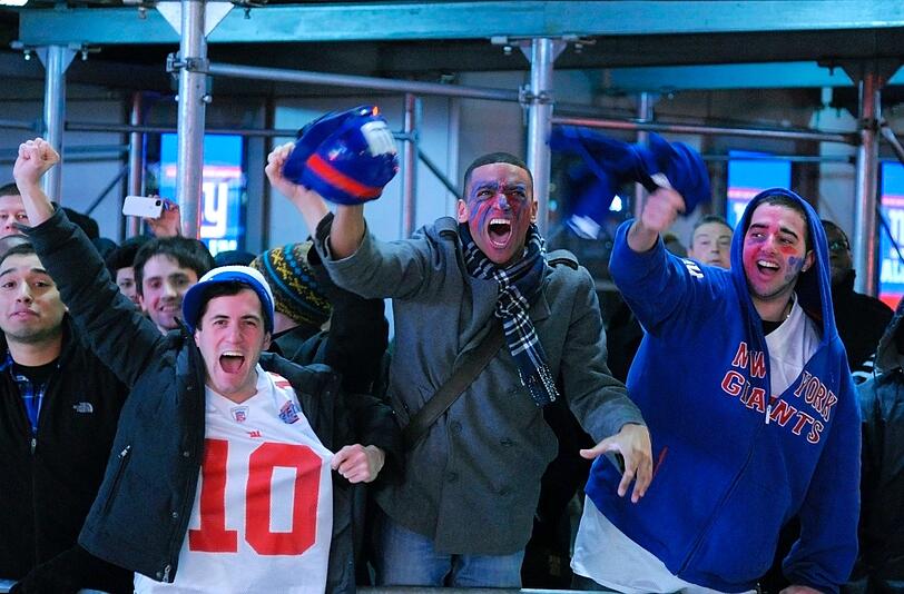 Nicht nur im Stadion, in ganz Amerika und der Welt fieberten die Fans beim sportlichen Ereignis der Superlative mit - am Times Square in New York herrschte nach dem Sieg der Giants absoluter Ausnahmezustand.