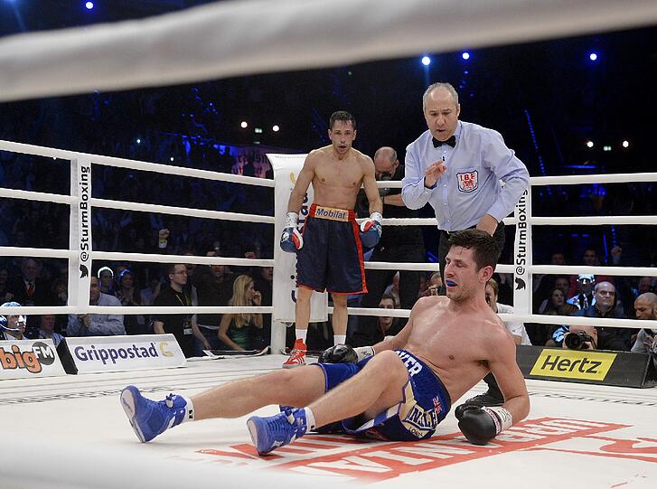 K.o. schon in der zweiten Runde: Felix Sturm besiegte in Stuttgart den britischen Titelverteidiger Barker und ist zum vierten Mal Weltmeister. Die Bilder vom Kampf...