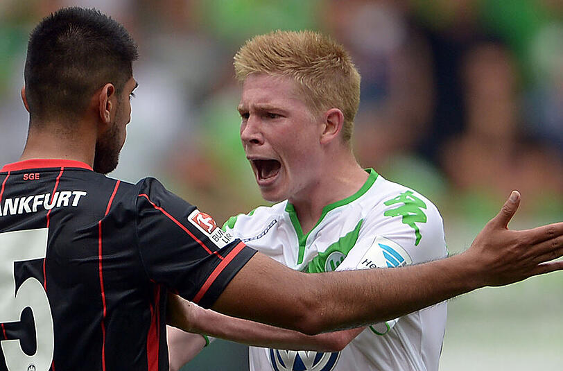 Der Wolfsburger Kevin De Bruyne (r) und Frankfurts Carlos Zambrano geraten aneinander.