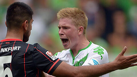 Der Wolfsburger Kevin De Bruyne (r) und Frankfurts Carlos Zambrano geraten aneinander.
