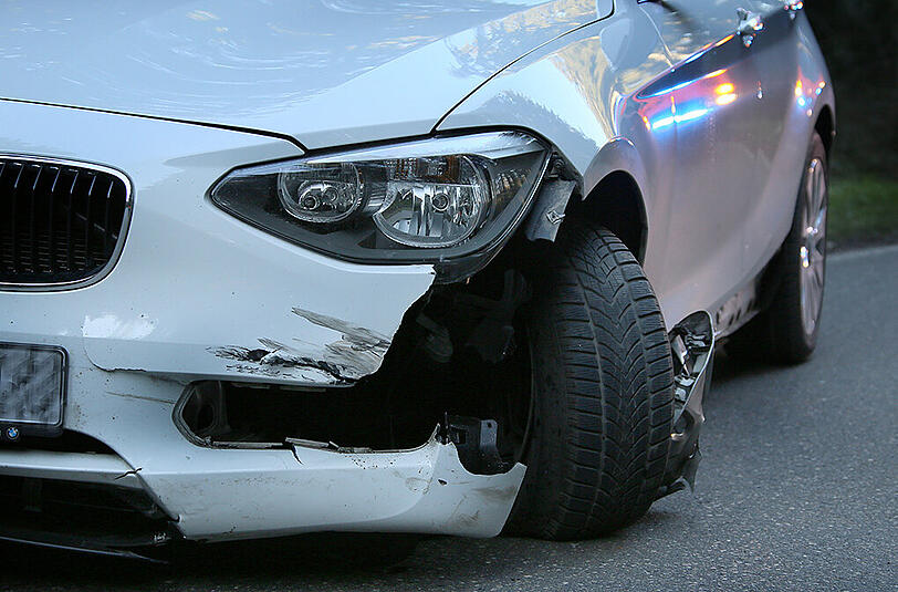 Bilder vom Unfallort in Gars am Inn. Ein Motorradfahrer geriet auf die Gegenfahrbahn und kollidierte mit einem BMW.