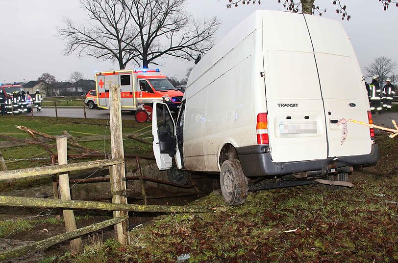 Eine 34-Jährige ist am Sonntagmorgen mit einem Kleintransporter gegen einen Baum geprallt.