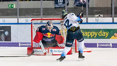 Ingolstadts Mirko Höfflin bei seinem Siegtreffer zum 3:2 in der Verlängerung. Goalie Danny aus den Birken vom EHC Red Bull Muenchen hat das Nachsehen.