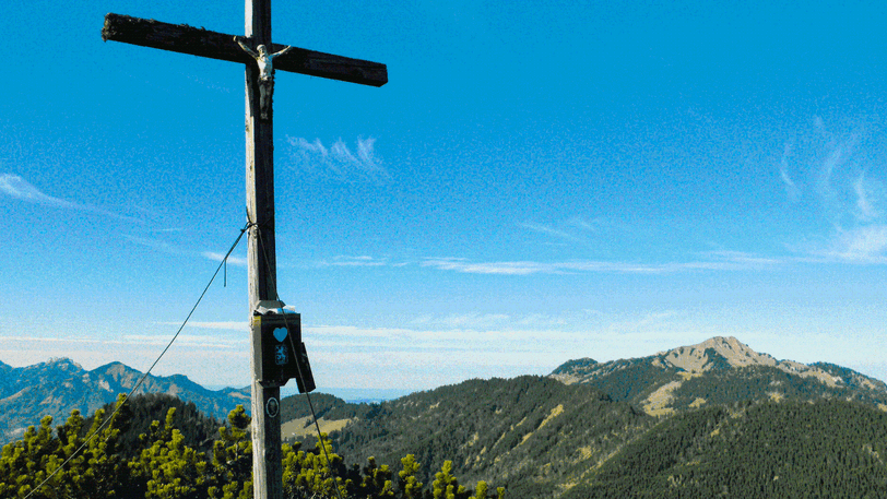 Das Gipfelkreuz mit Blick auf den Hochgern.