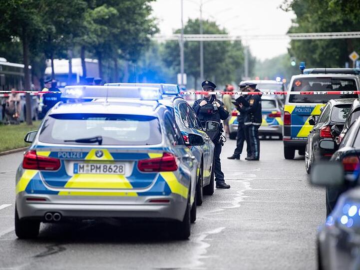 Drei Menschen wurden verletzt, ob durch die Kollision mit dem Auto oder durch die nachfolgende Prügelei, war zunächst unklar.