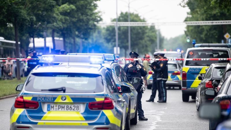 Drei Menschen wurden verletzt, ob durch die Kollision mit dem Auto oder durch die nachfolgende Prügelei, war zunächst unklar.