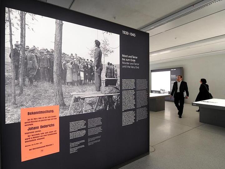 Besucher gehen durch das NS-Dokuzentrum in München. Foto: Tobias Hase/dpa/Archivbild