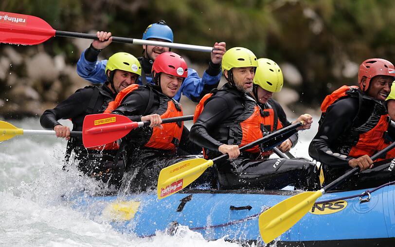 Volle Action! Die Löwen hatten sichtlich Spaß beim Wildwasser-Rafting auf der Salzach.