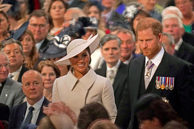 Herzogin Meghan und Prinz Harry laufen zu ihrem Platz in der Kirche