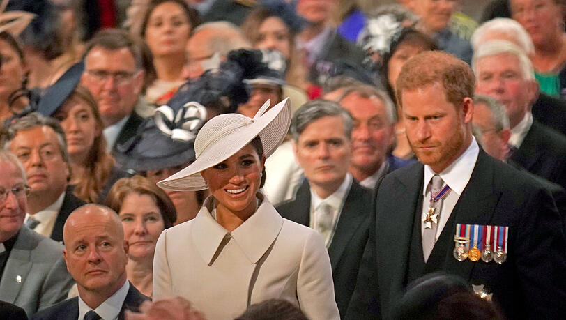 Herzogin Meghan und Prinz Harry laufen zu ihrem Platz in der Kirche Herzogin Meghan und Prinz Harry laufen zu ihrem Platz in der Kirche