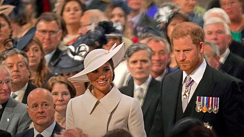 Herzogin Meghan und Prinz Harry laufen zu ihrem Platz in der Kirche