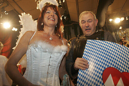 Hier scherzten Sie noch gemeinsam, jetzt treten sie gegeneinander an: Gabriele Pauli und Günther Beckstein beim TV-Fasching in Veitshöchheim.