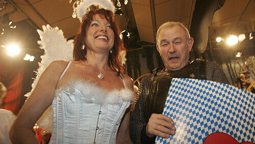 Hier scherzten Sie noch gemeinsam, jetzt treten sie gegeneinander an: Gabriele Pauli und Günther Beckstein beim TV-Fasching in Veitshöchheim. Hier scherzten Sie noch gemeinsam, jetzt treten sie gegeneinander an: Gabriele Pauli und Günther Beckstein beim TV-Fasching in Veitshöchheim.